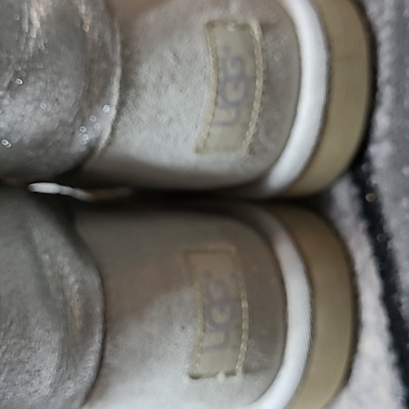 UGG LIMITED EDITION METALLIC SLIVER BAILEY BUTTON CLASSIC SHORT BOOTS - Picture 11 of 16